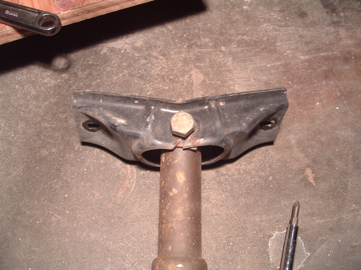 (it\'s not supposed to have that crack next to the bolt, nor that funny bend.)