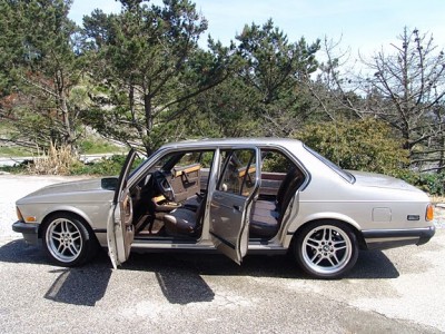 745i_left_doors_open